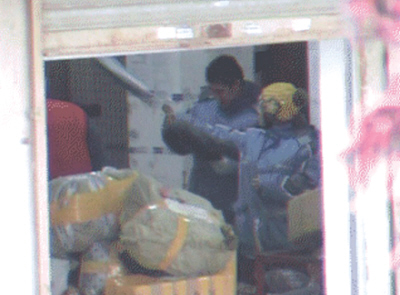 分揀站里包裹滿天飛挺多見 野蠻分揀被網(wǎng)友拍下