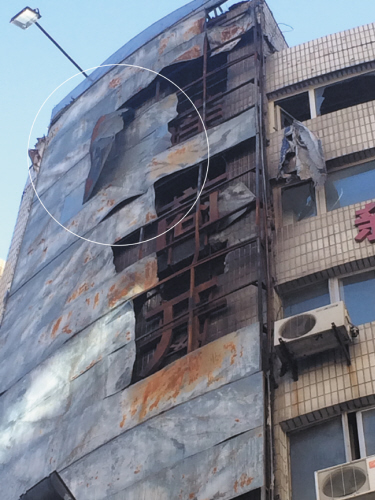 20米高空懸著2米長鐵皮，夠懸！