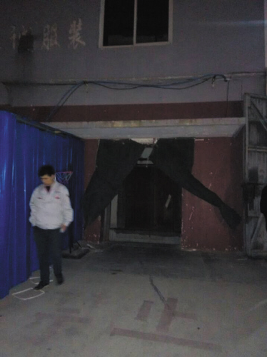 掀開門簾里面像樓梯間 一腳踏空掉進(jìn)了電梯井