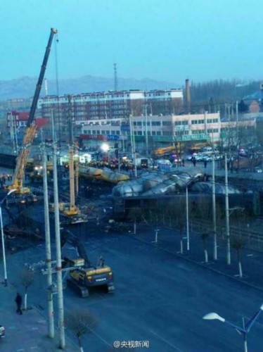 遼寧：超載大貨車撞翻11節(jié)火車 致錦承鐵路中斷