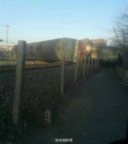 遼寧：超載大貨車撞翻11節(jié)火車 致錦承鐵路中斷