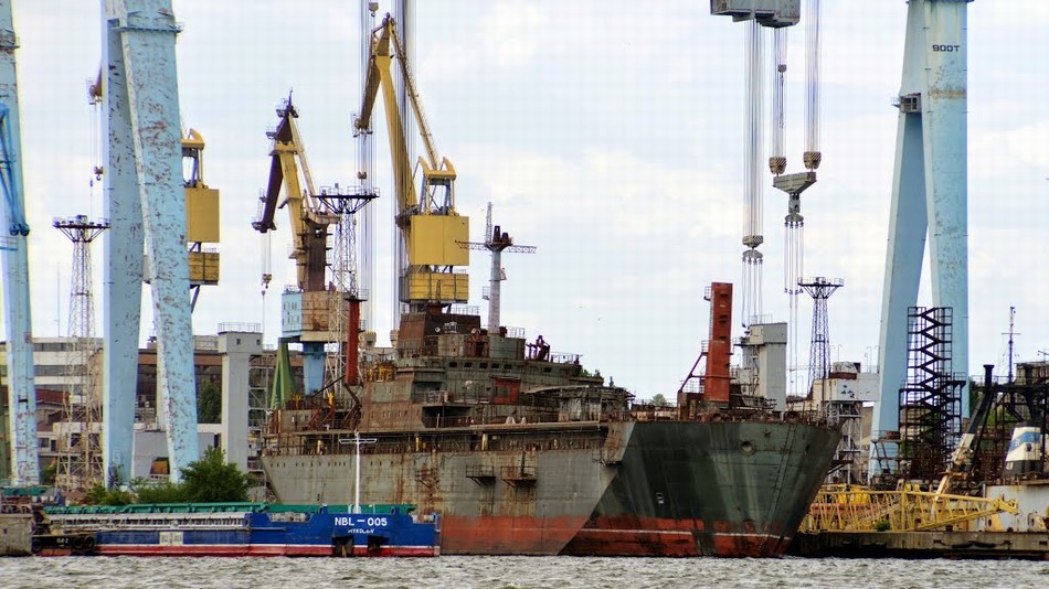 帝國(guó)的衰落:曾造出遼寧艦的造船廠如今雜草叢生