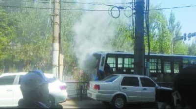 沈陽：256公交起火 二十余乘客前門逃生