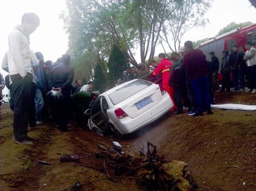 葫蘆島：轎車進(jìn)溝“心臟”離體及時(shí)救援5人脫險(xiǎn)