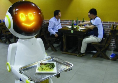 沈陽(yáng)：機(jī)器人當(dāng)服務(wù)員 能上菜能陪嘮嗑（圖）