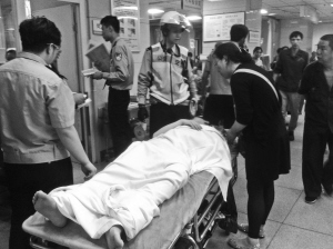 沈陽:SUV疑因躲車 撞傷執(zhí)勤輔警(圖)