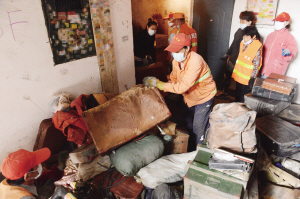 沈陽；退休金3000老人總撿垃圾 堆滿樓道（圖）