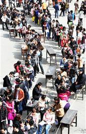 四川大學考試現場上萬考生排隊考編導、表演