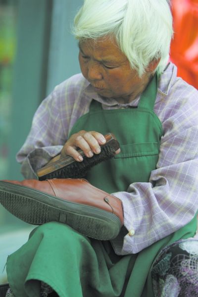 擦鞋婆婆照片上微博 轉(zhuǎn)發(fā)10萬(wàn)次終被女兒看到