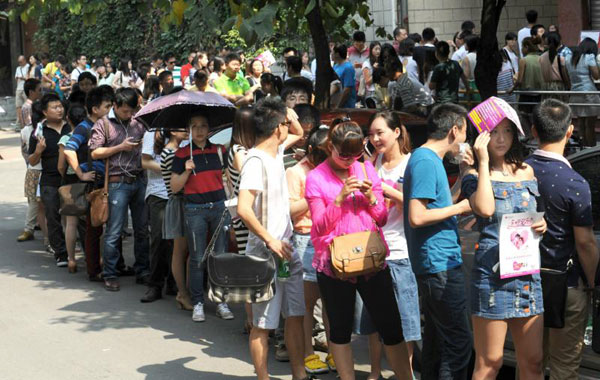 “520”表白日 成都1512對新人登記