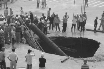 青島地鐵施工路面發(fā)生塌陷 或因降雨多