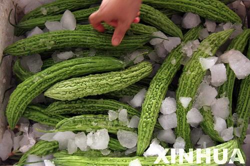 山東郯城：“三伏天”蔬菜“冰”著賣
