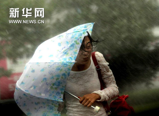 “布拉萬”逼近 威海風(fēng)雨交加