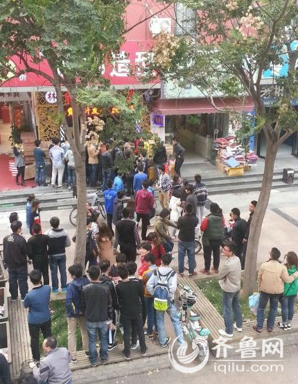 網友稱濟南長清大學城一黑發廊被砸 警方：正在調查