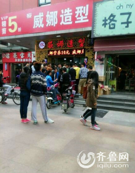 網友稱濟南長清大學城一黑發廊被砸 警方：正在調查