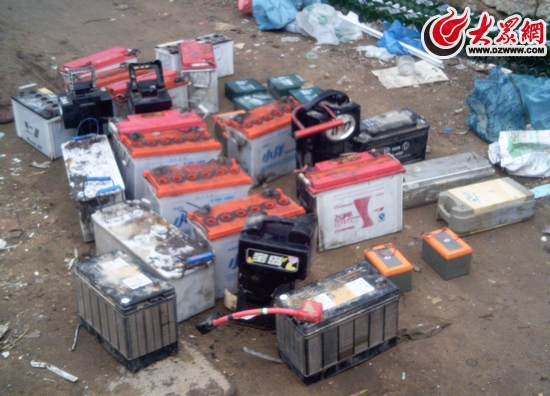 日照倆男子專盜車輛電瓶 3塊錢一斤賣給廢品站