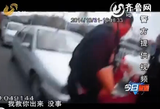 煙臺:妻子違章撒潑被強制帶走 丈夫稱我救你出來