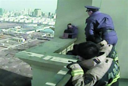 男友提分手女子爬33樓自殺 過于激動(dòng)昏厥