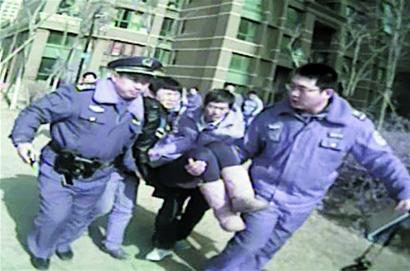 男友提分手女子爬33樓自殺 過于激動(dòng)昏厥