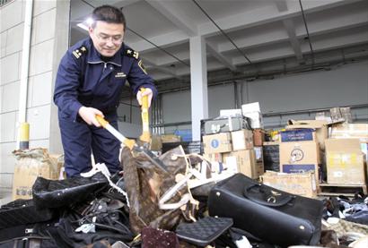 8700件冒牌名包名表被銷毀 機(jī)場(chǎng)海關(guān)查獲(圖)