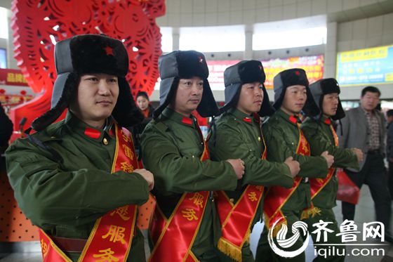“雷鋒站隊“驚現濟南 著軍裝戴雷鋒帽做好事不留名