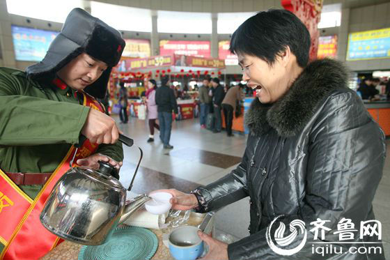 “雷鋒站隊“驚現濟南 著軍裝戴雷鋒帽做好事不留名