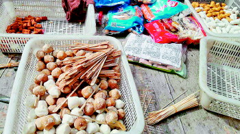 暗訪直擊麻辣燙亂象：骨湯靠勾兌 簽子不洗接著用