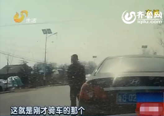 監控實拍：濰坊大膽飛車賊中午在街邊砸車窗盜竊