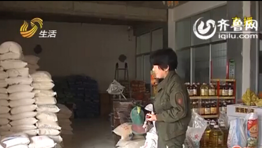 濰坊一搬運工干活時意外死亡 家屬堵門燒紙掛白布