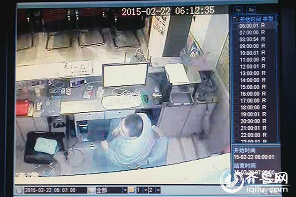 實拍濟南一網吧內賊盜竊過程：將錢塞入內褲后潛逃