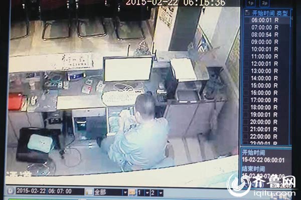 實拍濟南一網吧內賊盜竊過程：將錢塞入內褲后潛逃