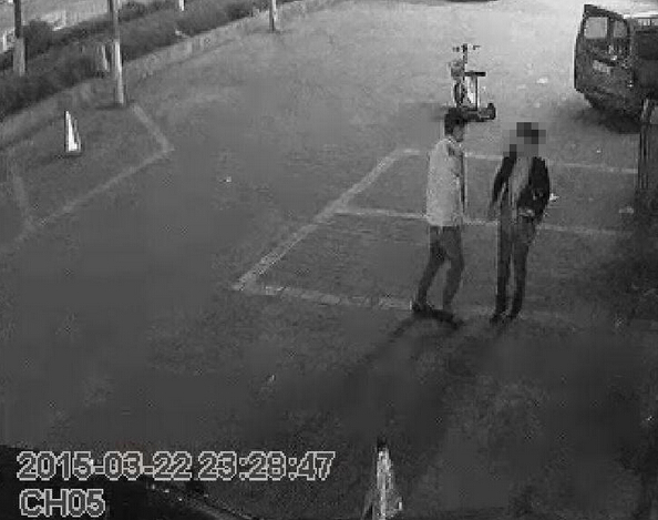 臨沂男子午夜欲行不軌 兩度被老板娘打倒騎壓在地