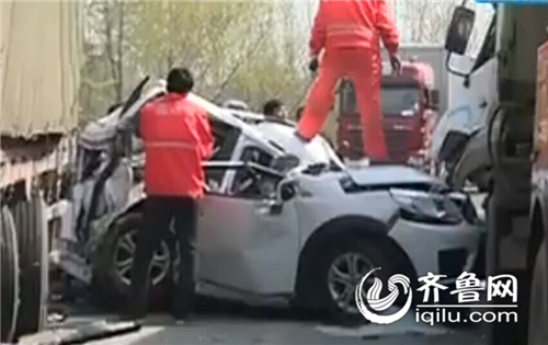 濟(jì)南兩輛大車(chē)擠扁小越野 車(chē)輛報(bào)廢兩人受傷