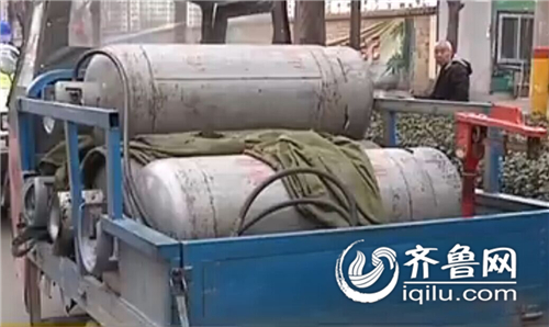 濟寧摩托三輪車違法拉載危險品 司機大哭逃避處罰