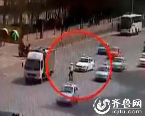 實拍：濟南寶馬車掛假牌險帶倒女警 車內發現手銬