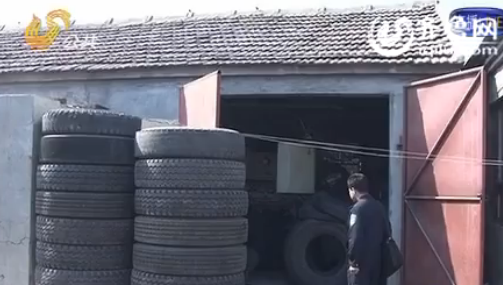 實拍德州黑作坊里翻新輪胎：舊胎打磨粘新胎面出售