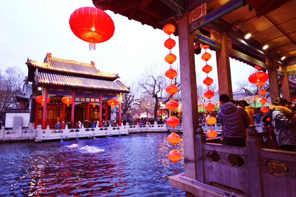 濟南趵突泉景區春節張燈結彩迎接游客