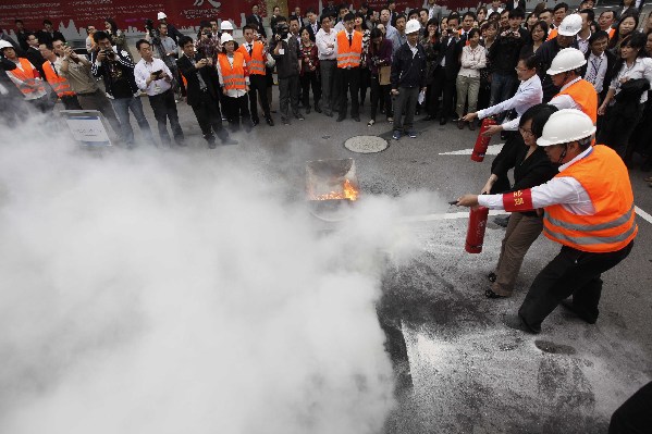 上海環球金融中心白領學火場逃生