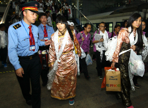 上海內(nèi)地西藏班學(xué)生踏上暑期返鄉(xiāng)路