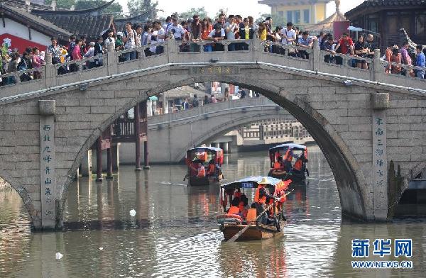 長(zhǎng)假里的人潮