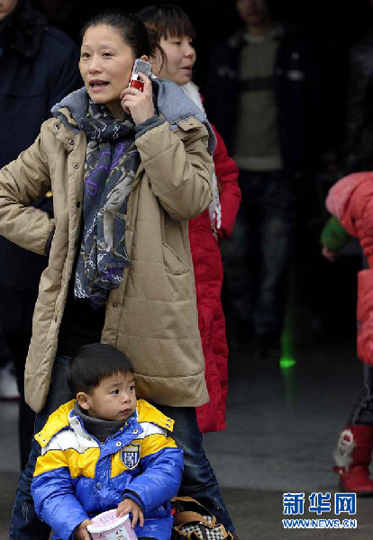 上海：雨中迎來節后返程首個高峰