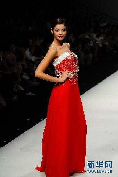 上海時裝周舉行婚紗秀