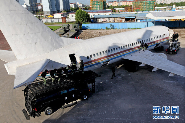 烈日下，武警上海總隊苦練反劫