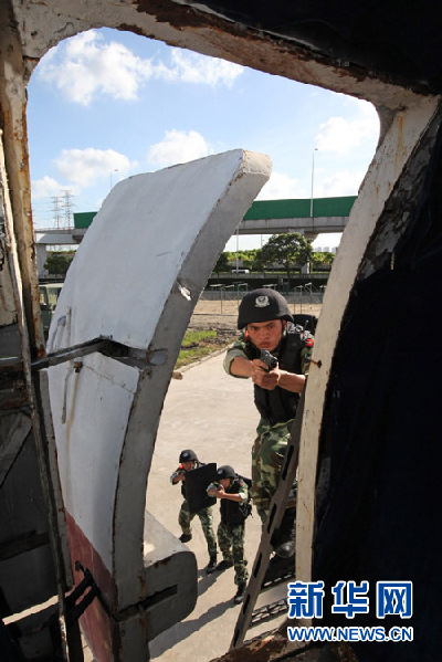 烈日下，武警上?？傟牽嗑毞唇? style=