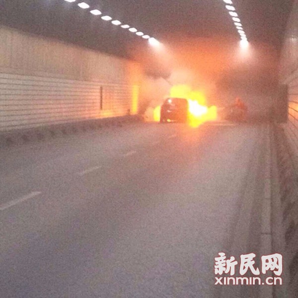 延安東路隧道一“帕薩特”自燃 現場濃煙滾滾
