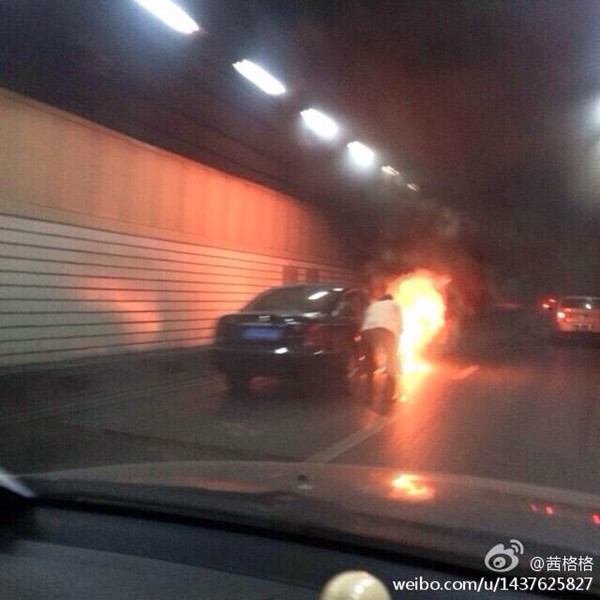 延安東路隧道一“帕薩特”自燃 現場濃煙滾滾
