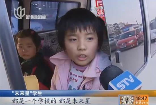 寶山一水果攤貨車(chē)當(dāng)校車(chē) 8人座面包車(chē)塞下14人