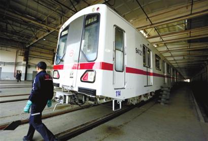 滬地鐵列車換“新衣”迎新年 3小時涂裝6層油漆