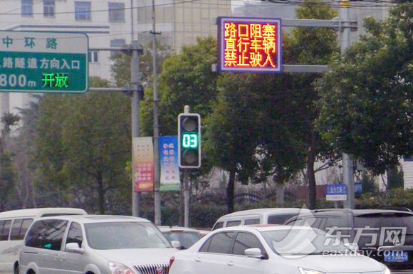 滬交警嚴查路口違法 電子警察揪出
