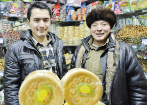 新疆小伙賣(mài)馕月入7萬(wàn) 感恩幼時(shí)房東在滬尋“親”